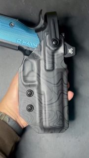 Holster OWB pour CZ Shadow 2
- Rétention TRS Level 2 Hood et découpe Optic Ready avec renfort kydex 2,4 mm afin d’éviter toute torsion du haut du holster.
- Fixation Tech-Mount
- Fourni avec déport et sangle de cuisse @bladetechholsters#cz #holster #kydex #madeinswitzerland #kydexprotec #holstermaker #artisan #swissmade