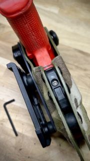 Holster OWB Hybride pour G45 Hunter⚙️ Utilisable AVEC ou SANS lampe
(La rétention sans lampe se règle facilement via clé Allen 🔧)🔒 Bride de sécurité SLS – Safariland🔗 Fixation QLS – Safariland👁️🗨️ Découpe Optic Ready + renfort en Kydex 2,4 mm pour une rigidité optimale lors de l’utilisation du SLS.🎨 Extérieur : Cordura MultiCam🟩 Intérieur : Kydex Ranger Green🛡️ Protection du canon fileté intégrée⸻#holster #kydex #holstermaker #kydexprotec #madeinswitzerland #hybrid #hybride #artisan #handmade #holsterkydex #swissmade #gear #outdoorgear #tacticalgear