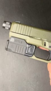 J’ai enfin trouvé comment bloquer correctement cette lampe GTL II de chez GL0CK sans faire une rétention par friction (car c’est dégeu de faire ça) mais par un CLICK bien caractéristique du kydex.Ici pour un holster pour G45 Hunter, fixation Tech-Mount et découpe Optic Ready, protection du canon fileté, Kydex Topo Map Green OD.#holster #kydex #holstermaker #kydexprotec #madeinswitzerland #artisan #swissmade #solution #recherche