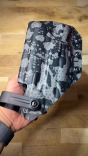 Holster OWB pour P320 X-TEN / Surefire XH30
- Bride de sécurité TRS Level 2 Hood
- Fixation Tech-Mount
- Découpe Optic Ready avec renfort kydex 0.93"
- Kydex Venomous GrisPas facile à faire celui-là, avec cette lampe… 😄#chalange #holster #kydex #madeinswitzerland #kydexprotec #holstermaker