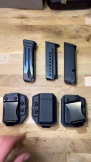 On me demande souvent ce produit, que ce soit en simple ou double. Vous en achetez un et il conviendra pour toutes vos chargeurs en 9mm / 40S&W. Rétention réglable par clé Allen.Ici en version IWB. Fixation Fomi Clip et kydex Black.#magasin #chargeur #kydex #discreetcarry #iwb #owb #kydexprotec #kydexholster