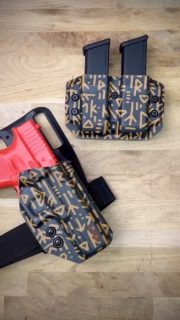 Holster OWB pour G17 accompagné d’un porte-magasins double universel 9/40.POUR LE HOLSTER: découpe Optic Ready, monté sur une fixation Tech Mount détachable et angle réglable tous les 10° sur 360°, déport et sangle de cuisse @bladetechholstersPOUR LE PORTE-MAGASINS: double, universel 9mm et 40S&W, rétention réglable par clé Allen sur le côté, fixation Tek Lok.Les deux fabriqués avec du kydex Runic Camo Desert Fox.#holster #kydex #kydexprotec #holstermaker #madeinswitzerland