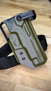 Holster pour l’armée suisse, P220 / P75 / P226
▫️ Rétention TRS Level 2 Hood
▫️ monté sur déport et sangle de cuisse Bladetech
▫️ Kydex Green OD#holster #kydex #swissarmy #kydexprotec #kydexholster #madeinswitzerland #level2