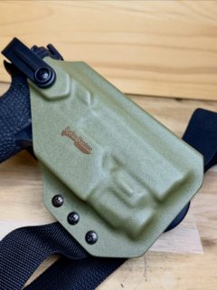 En images…
Holster OWB pour CZ P-07 / TLR7a/x
- Bride de sécurité TRS Level 2 Hood
- Monté sur déport avec sangle de cuisse @bladetechholsters
- Kydex Ranger Green#kydexholster #artisan #madeinswitzerland #holstermaker #kydexprotec