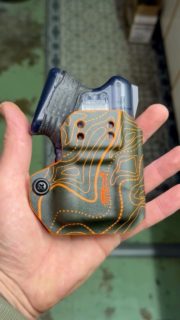 Holster IWB/OWB pour Guardian Angel 4.
- Fixation Monoblock anti-reflets
- Hauteur et angle réglable en positif ou négatif
- Kydex Topo Map Orange Hunter#kydexholster #guardianangel @piexon #selfdefence #madeinswitzerland #kydexprotec
