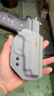 Holster OWB pour Sig P228, prêt à être monté sur Tek Lok, Tech-Mount, Blackhawk ou G-Code.#kydexholster #artisan #madeinswitzerland #holstermaker #handmade