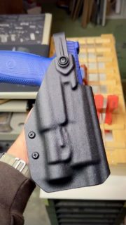 Holster OWB pour CZ P-10 OR SR / TLR1 HL
- Rétention TRS Level 2 Hood @talon_retention_systems
- Renfort kydex afin d’éviter toute torsion lors de l’activation de la bride de sécurité.
- Fixation QLS Safariland
- Protection du canon fileté et Optic Ready#cz #kydexholster #holstermaker #madeinswitzerland #artisan