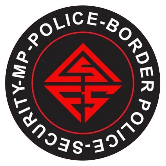 Holster hybride en Kydex noir présenté sur table de démonstration