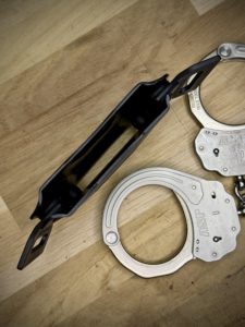 Porte-menotte (handcuffs) en kydex, pour les pros