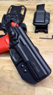 Holster OWB pour G17.
- Rétention Speed Lock.
- Fixation Tech Mount monté sur déport et sangle de cuisse Bladetech.Porte-magasin universel pour tous chargeurs en 9mm, rétention réglable par clé Allen.
- Fixation Tek Lok.
- Angle réglable de 0 à 90°.#kydexholster #artisanat #holster #kydexprotec #custommade