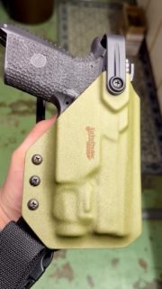 Holster OWB pour CZ P-07 / TLR7a/x
- Bride de sécurité TRS Level 2 Hood
- Monté sur déport avec sangle de cuisse @bladetechholsters
- Kydex Ranger Green#kydexholster #artisan #madeinswitzerland #holstermaker #kydexprotec